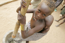 Unterernährtes Mädchen in Niger